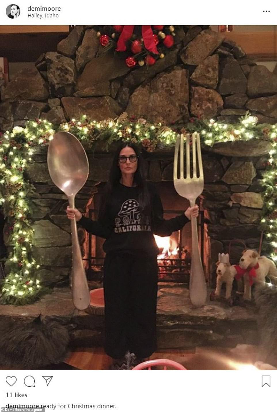 22645010-7825371-Big_appetite_Demi_Moore_posted_a_silly_photo_of_herself_holding_-a-9_1577260857107.jpg